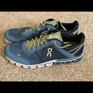 Brand new never worn On Cloudflow running mens sneaker size 13